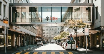 UBS considera permitir que algunos clientes bancarios inviertan en Bitcoin y Ethereum - CryptoBriefing | Related Crypto Article