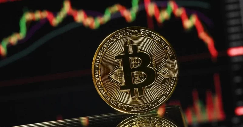 Bitcoin dips below $61,000, triggering $172M in long liquidations