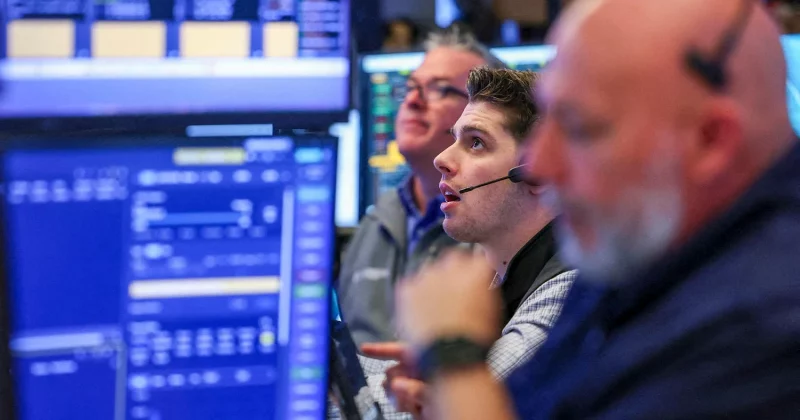 NASDAQ sinks 4% as AI stocks tumble on rate-hike fears