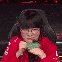 Hanwha Life Esports leads T1 1-0 after close game one