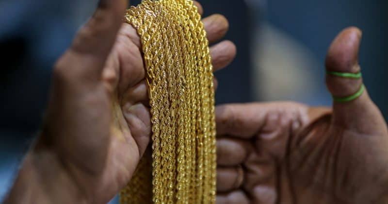 Gold extends decline as tech-led selloff prompts investor liquidation