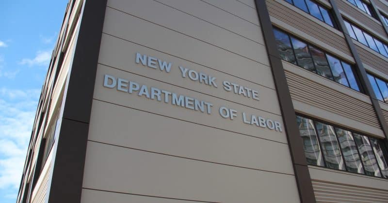 US jobless claims fall to 215K, beating expectations and signaling labor market strength