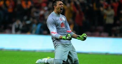 Spain capitalizes on Muslera’s error to score goal in World Cup match