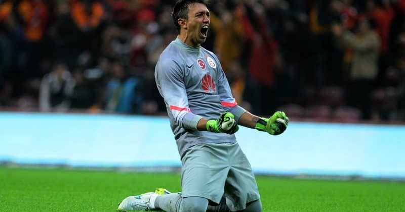 Spain capitalizes on Muslera’s error to score goal in World Cup match
