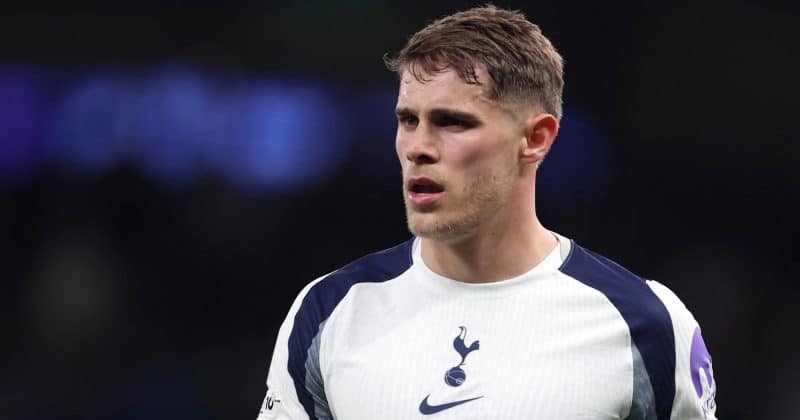Micky van de Ven delivers standout tackle to stop Hakimi in World Cup