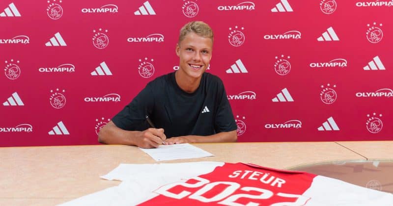 Newcastle United agrees to sign Sean Steur from Ajax for €27M