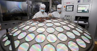 Chinese chip startup launches world’s first 8-inch 2D semiconductor line, escalating the US-China tech war