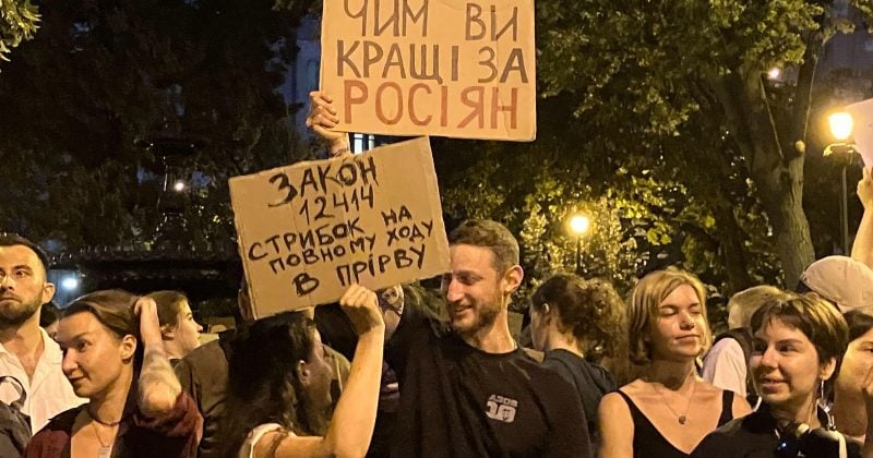 Ukrainians protest defence minister dismissal amid Russian invasion