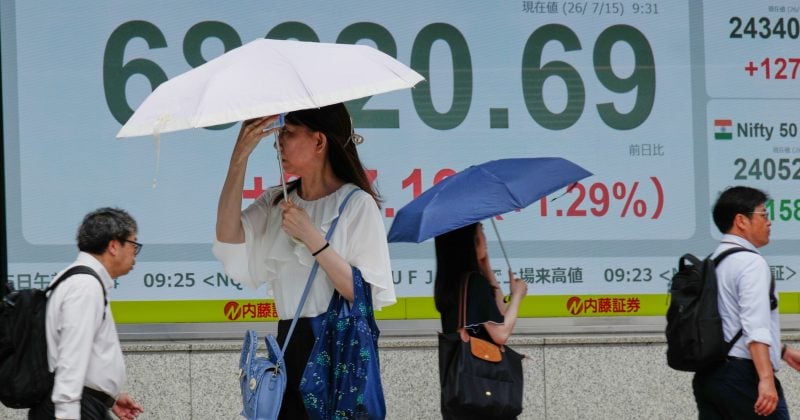 Nikkei drops 5% amid heavy selling of chipmakers and AI stocks