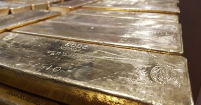 Gold Dips on Fed Rate Hikes While Traders Eye $10,000 Target