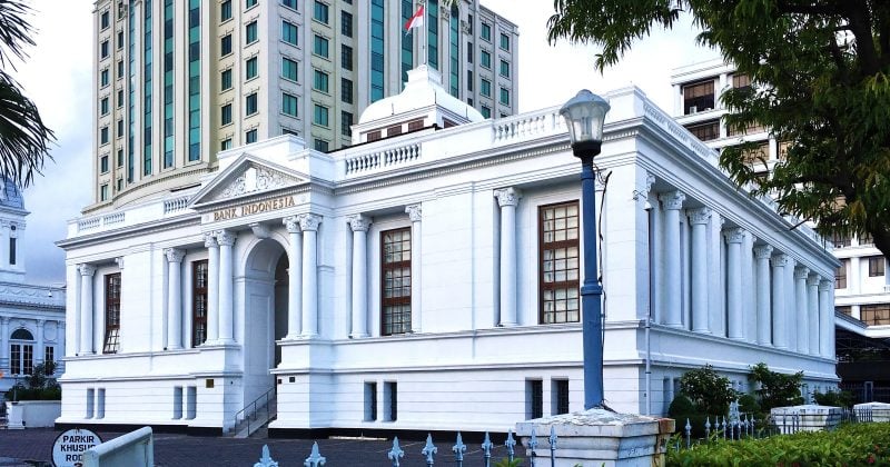 Indonesia central bank chief resigns amid policy tensions, raising concerns for rupiah and capital flows