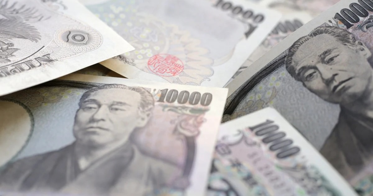 Yen surges 2% against US dollar amid intervention speculation, raising carry trade unwind fears for crypto