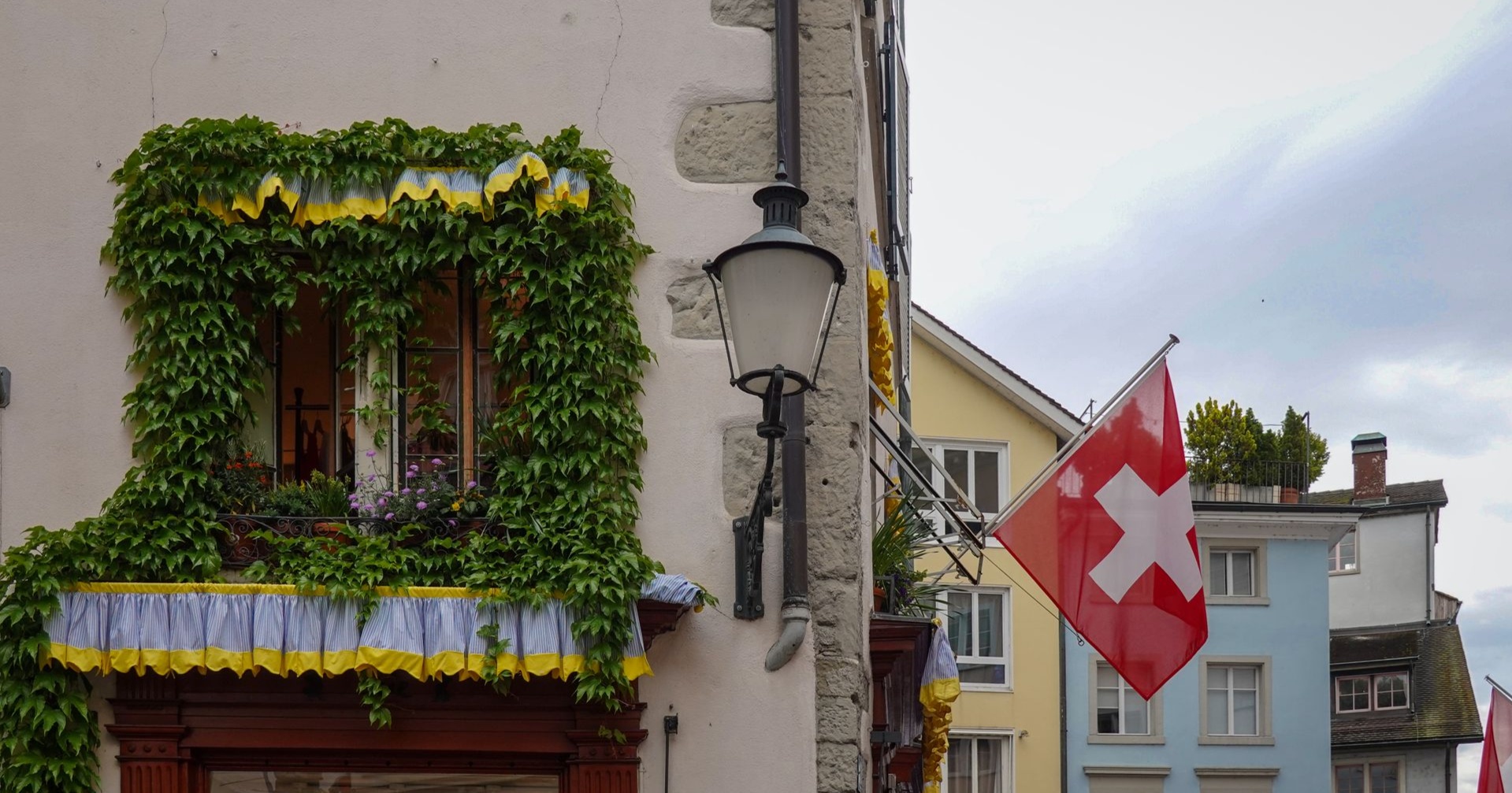 Swiss lawmakers weigh cheaper compromise on UBS capital rules