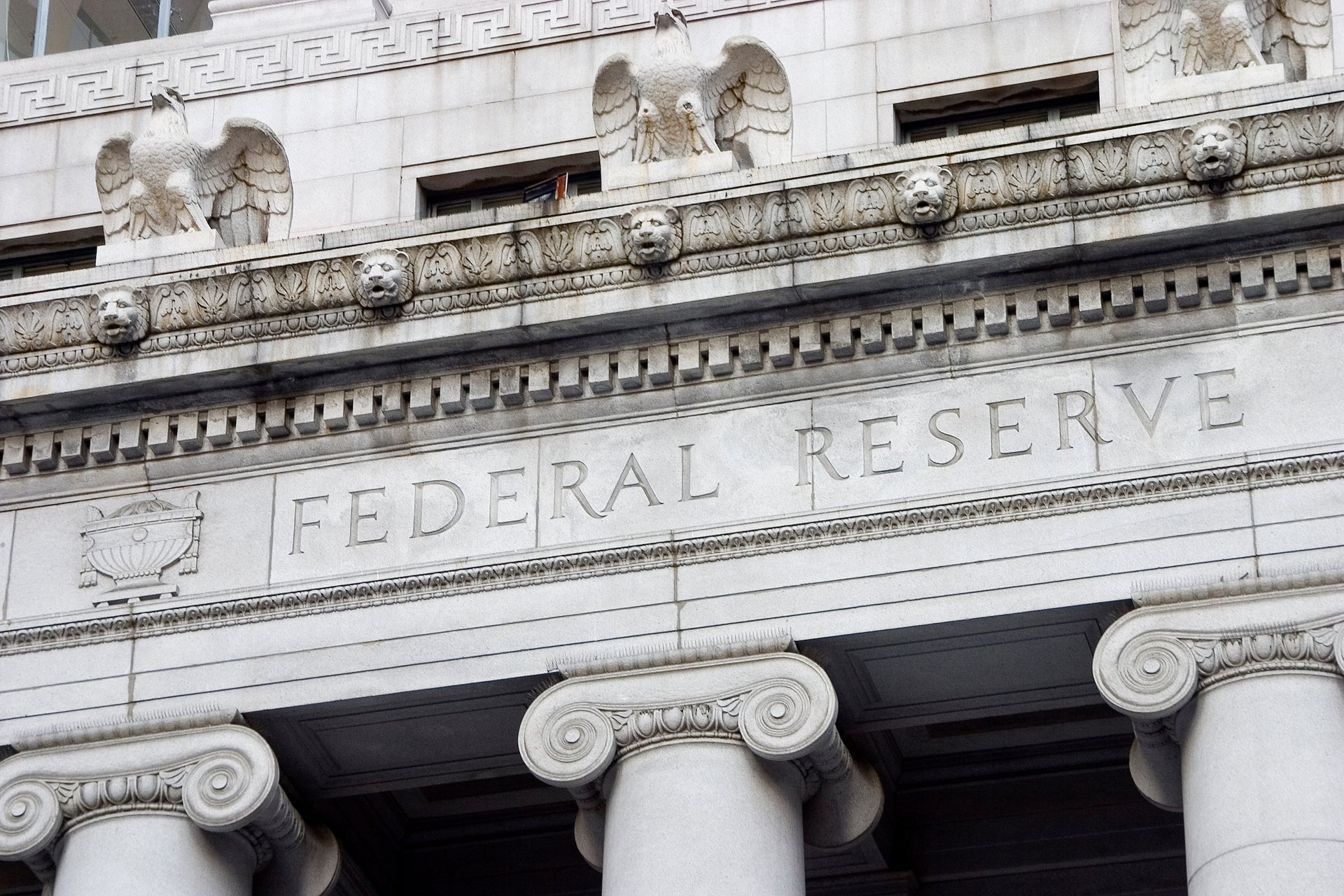 Fed minutes show most officials favored another rate hike by year end
