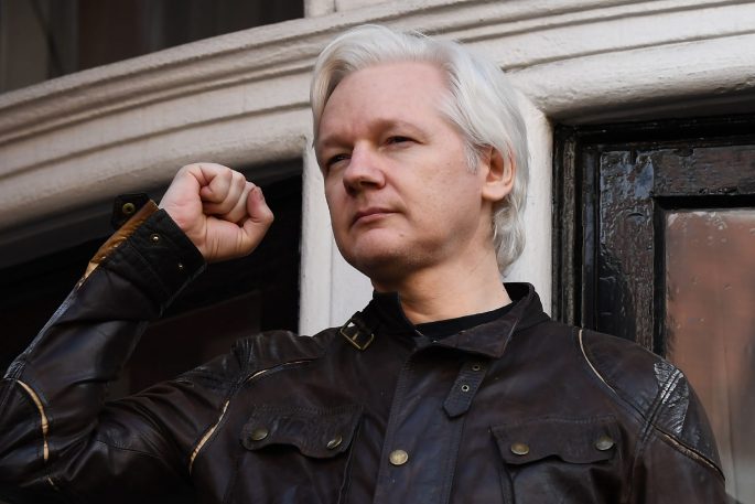 Julian Assange levantando el puño