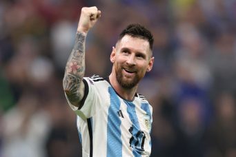 Gotita dorada de agua con la silueta de Messi, representando el aumento del token water de Messi