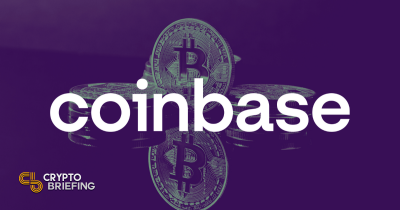 Logo de Coinbase sobre un fondo de monedas Bitcoin físicas apiladas en un fondo púrpura.