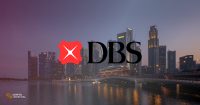 Skyline de Singapur con el logo de DBS superpuesto.