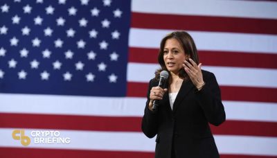 Kamala Harris hablando frente a una bandera estadounidense.