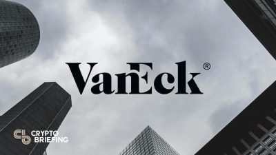 "Logotipo de VanEck frente a un fondo de rascacielos modernos y un cielo nublado."