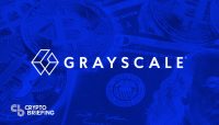 "Logo de Grayscale centrado en un fondo azul con monedas de Bitcoin y billetes de dólar estadounidenses."