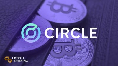 "Logo de Circle sobreimpresionado en una imagen de monedas de Bitcoin, parcialmente visible desde una cartera de cuero, promocionando la tecnología blockchain."