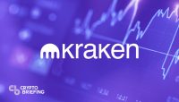 "Logotipo de Kraken superpuesto en un gráfico de mercado de valores con líneas ascendentes y descendentes y texto 'Crypto Briefing' en la esquina."