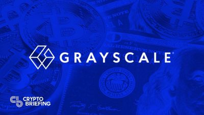 "Logo de Grayscale centrado en un fondo azul con monedas de Bitcoin y billetes de dólar estadounidense."