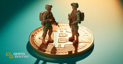 Dos soldados de juguete sobre una gran moneda de Bitcoin, simbolizando la relación del mercado de criptomonedas con conflictos y guerras.