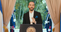 Nayib Bukele dando un discurso detrás de un podio con el sello del Presidente de El Salvador.