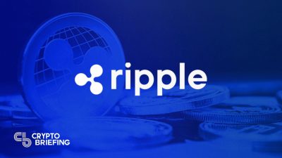 Logotipo de Ripple superpuesto en un fondo de varias monedas criptográficas, con un símbolo de Ripple estilizado en tonos azules.