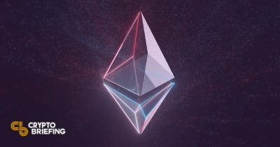 Logo de Ethereum 3D transparente con destellos azules y rosas en un fondo oscuro estrellado.