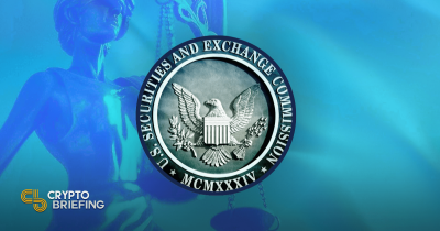 Emblema de la Securities and Exchange Commission (SEC) sobre un fondo azul, con una estatua borrosa de la Dama Justicia de fondo.