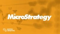 "Logotipo de MicroStrategy superpuesto sobre un fondo de gráfico de acciones desvanecido, enfatizando el enfoque de la compañía en análisis de mercado e inteligencia empresarial."