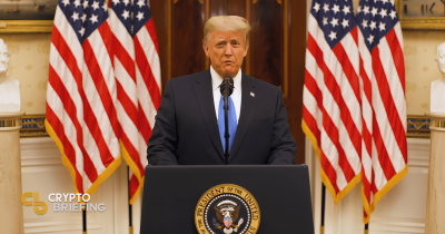 Donald Trump pronunciando un discurso en un podio con el sello presidencial de EEUU, flanqueado por dos banderas estadounidenses en una sala formal.