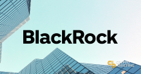 Logo de BlackRock sobre un fondo de rascacielos modernos de vidrio reflejando el cielo.