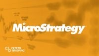 "Logo de MicroStrategy sobre un fondo desvanecido de gráfico de acciones, enfatizando su enfoque en análisis de mercado e inteligencia empresarial."