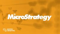 "Logo de MicroStrategy sobre un fondo difuminado de gráfico bursátil, enfatizando el enfoque de la empresa en análisis de mercado e inteligencia de negocio."