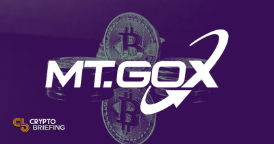 Logotipo de Mt. Gox superpuesto en monedas de Bitcoin apiladas sobre una superficie reflectante.