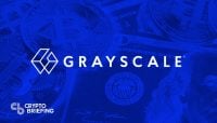 "Logotipo de Grayscale centrado sobre un fondo azul con monedas de Bitcoin y billetes de dólar estadounidense."