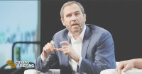 Brad Garlinghouse, director ejecutivo de Ripple, gesticulando mientras habla durante un panel de discusión.