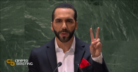 El presidente salvadoreño Nayib Bukele dando un discurso en la ONU, haciendo el signo de la paz con su mano.