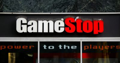 GameStop explora inversión en Bitcoin ante dificultades minoristas