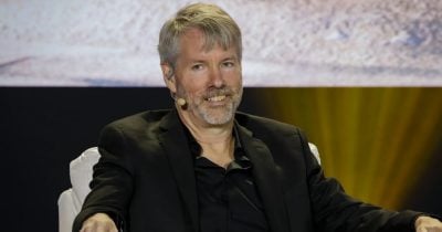 Michael Saylor dice que Bitcoin es el único activo neutral para la reserva cripto de EEUU, llama a XRP un token digital