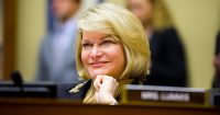 Senadora Lummis propone eximir de impuestos a pequeñas transacciones cripto, terminando la doble tributación para mineros y stakers