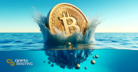 Moneda de Bitcoin cayendo al océano, simbolizando un fuerte descenso en su valor o desempeño de mercado.