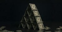 Hombre en sus 60s dirige enorme estafa Ponzi mientras estaba en libertad condicional por fraude anterior