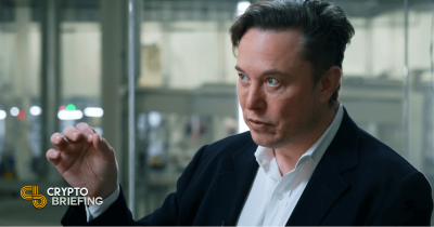 elon musk Elon Musk hablando y gesticulando con la mano en un entorno industrial.