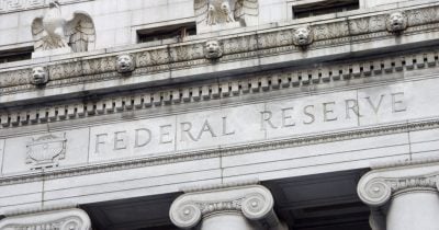 Fed elimina programa de supervisión para bancos con exposición a cripto y fintech