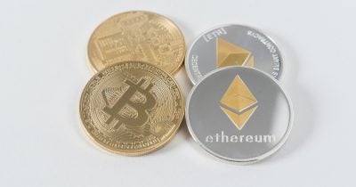 Descenso de Bitcoin, Ether, XRP, Dogecoin antes del último discurso de Jackson Hole del presidente de la Fed